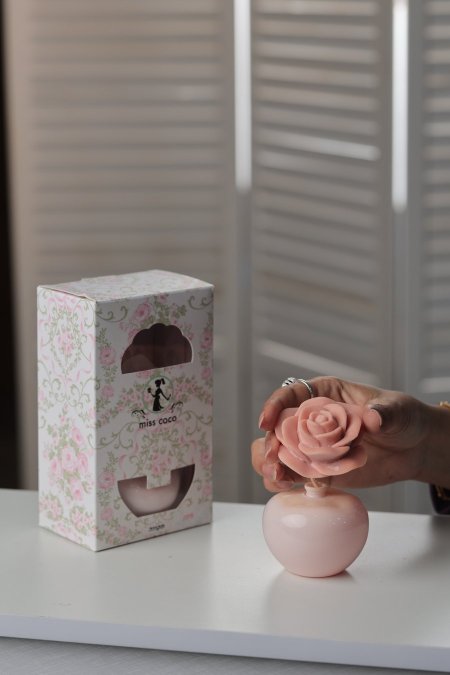 معطر مع فواحة ورد