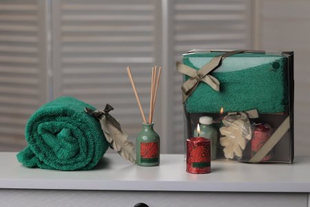 معطر مع منشفة وشمعة