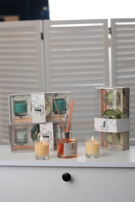 معطر عيدان مع شمع